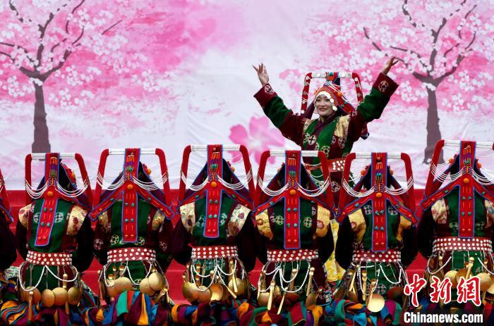 3月28日，西藏林芝第二十屆桃花旅游文化節(jié)開幕式上的文藝表演?！±盍?攝