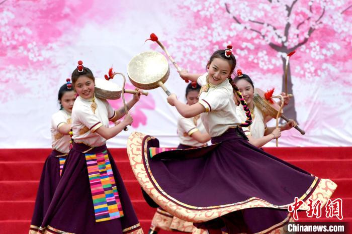 3月28日，西藏林芝第二十屆桃花旅游文化節(jié)開幕式上的文藝表演?！±盍?攝