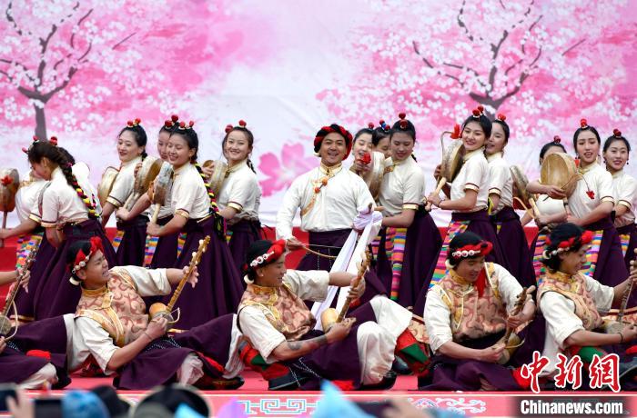 3月28日，西藏林芝第二十屆桃花旅游文化節(jié)開幕式上的文藝表演?！±盍?攝