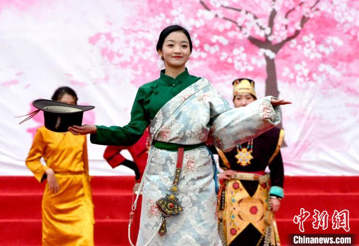 3月28日，西藏林芝第二十屆桃花旅游文化節(jié)開幕式上的文藝表演?！±盍?攝