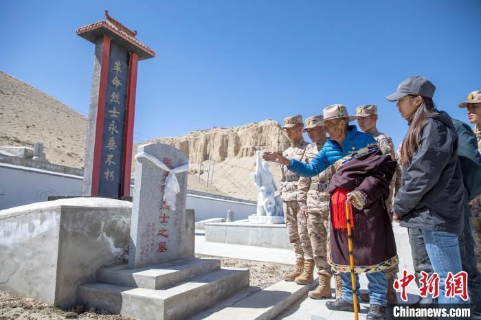 圖為在西藏阿里地區(qū)札達縣烈士陵園，82歲的次仁南杰老人為軍民代表講述新舊西藏的變化?！詵| 攝