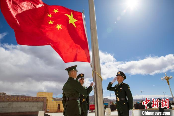 圖為在西藏阿里地區(qū)札達縣，軍民共同舉行升國旗儀式，慶祝西藏百萬農(nóng)奴解放紀念日?！詵| 攝