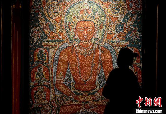 3月31日，觀眾欣賞展覽中的作品?！±盍?攝