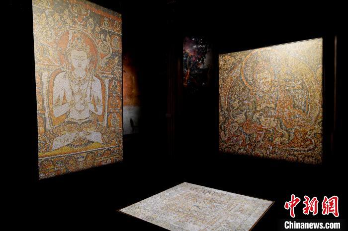 3月31日，觀眾欣賞展覽中的作品?！±盍?攝