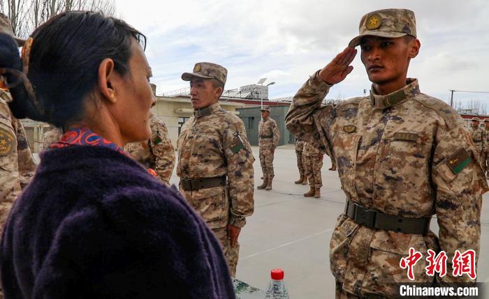 圖為列兵扎西加央向母親敬禮?！詵| 攝
