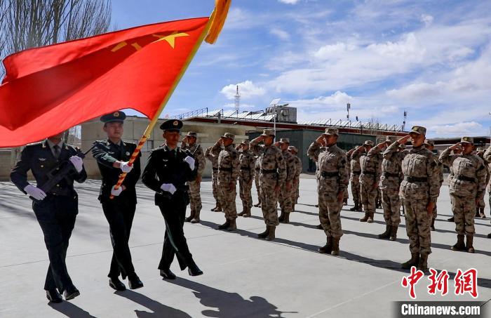 圖為授銜現(xiàn)場迎軍旗?！詵| 攝