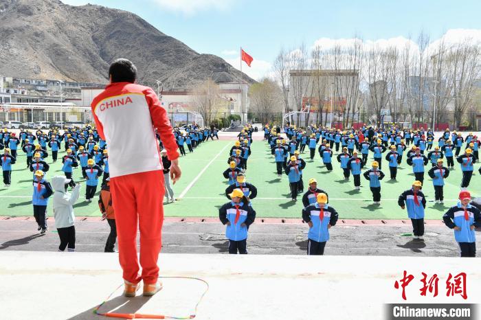 圖為學(xué)生在跳繩教練齊景龍的指導(dǎo)下做準(zhǔn)備運動。　貢嘎來松 攝