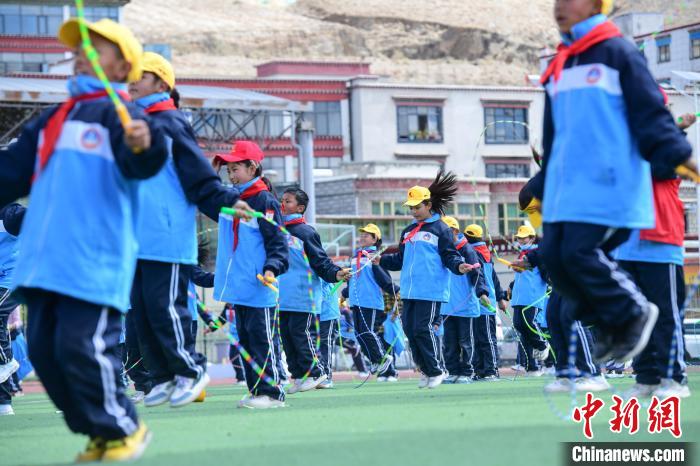 圖為學(xué)生正在練習(xí)跳繩?！∝暩聛硭?攝
