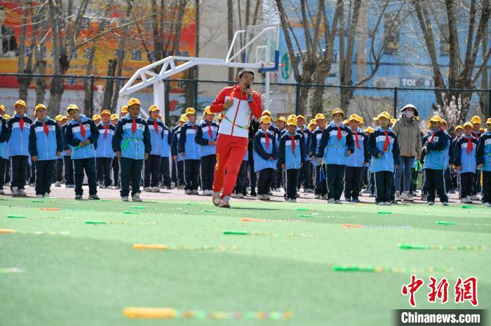 圖為學(xué)生在跳繩教練齊景龍的指導(dǎo)下做準(zhǔn)備運動?！∝暩聛硭?攝