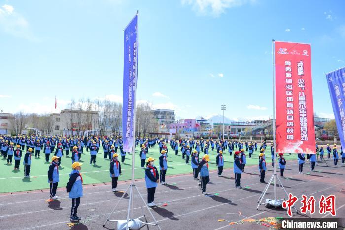 圖為學(xué)生在跳繩教練齊景龍的指導(dǎo)下做準(zhǔn)備運動。　貢嘎來松 攝