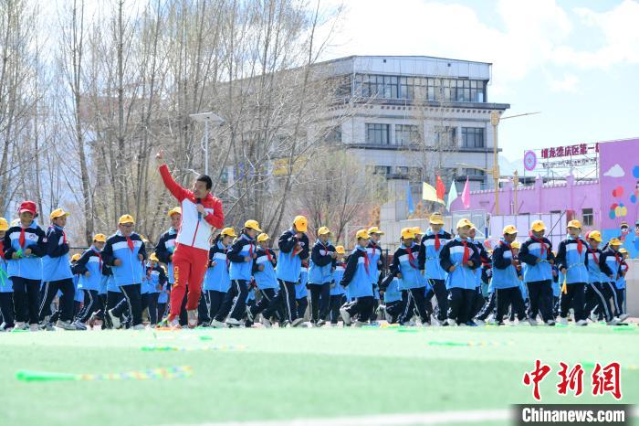 圖為學(xué)生在跳繩教練齊景龍的指導(dǎo)下做準(zhǔn)備運動。　貢嘎來松 攝