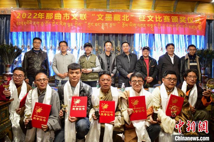 圖為獲獎人員合影留念?！∝暩聛硭?攝