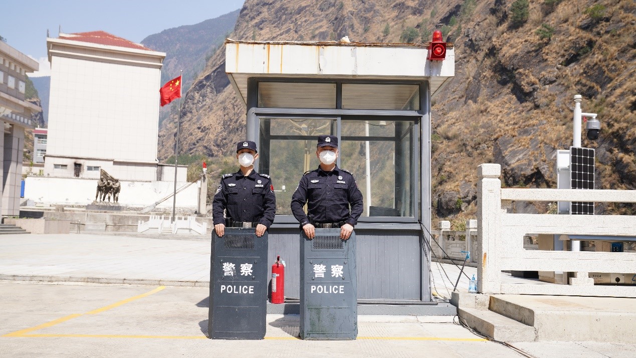 吉隆口岸移民管理警察正在執(zhí)勤。人民網(wǎng)記者 唐宋攝