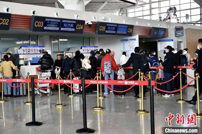 圖為旅客辦理登機(jī)手續(xù)?！≈芎?攝