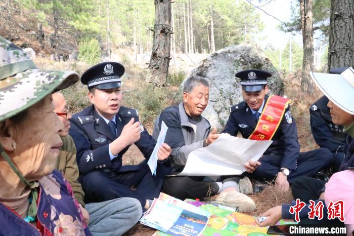 圖為竹瓦根邊境派出所民警為轄區(qū)群眾宣講森林防火常識(shí)。　竹瓦根邊境派出所 供圖