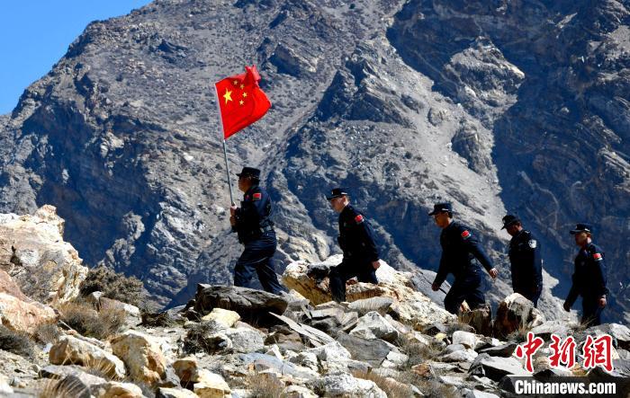 底雅邊境派出所民警夏永軍(左一)在巡邏中?！±盍?攝
