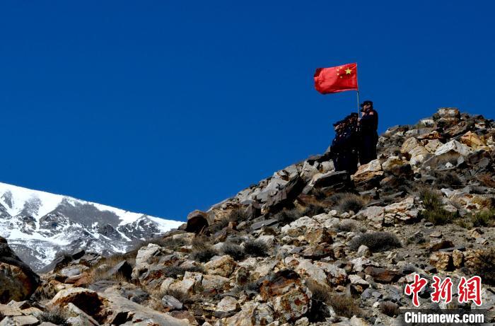 底雅邊境派出所民警夏永軍(右一)在巡邏中。　李林 攝