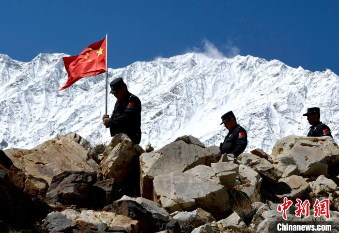 底雅邊境派出所民警夏永軍(左一)在巡邏中。