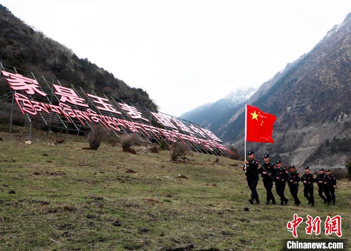 山南邊境管理支隊(duì)玉麥邊境派出所民警在轄區(qū)開展巡邏。　鄭琦山 攝