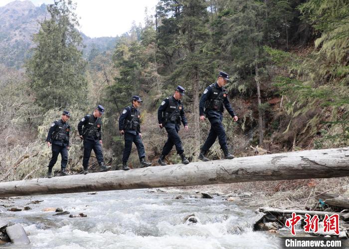 山南邊境管理支隊(duì)玉麥邊境派出所民警邊境巡邏途中走過河道上“獨(dú)木橋”?！∴嶇?攝