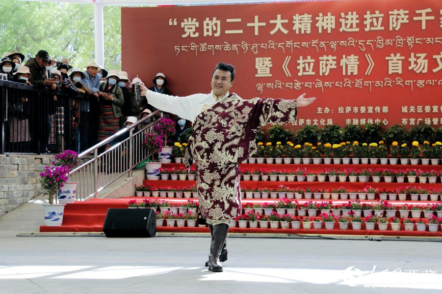 獻(xiàn)唱《夏爾巴》。人民網(wǎng) 次仁羅布攝