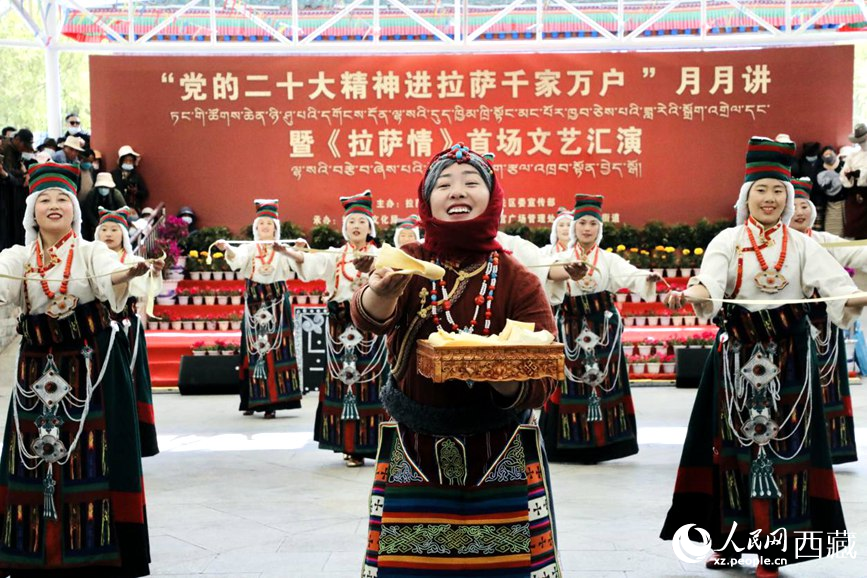 女子群舞《拉拉脫貧之路》。人民網(wǎng) 次仁羅布攝