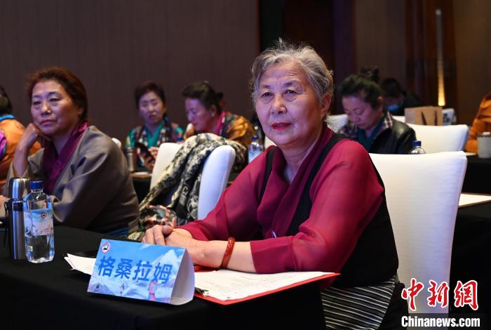 圖為西藏銀發(fā)旅游產(chǎn)品體驗團老年代表?！≮w朗 攝