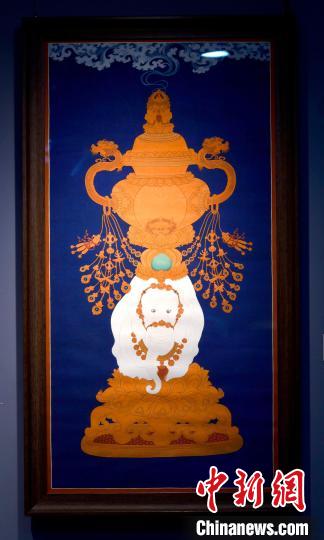 圖為5月16日，展覽中的新創(chuàng)唐卡作品《瑞象承香》。　李林 攝