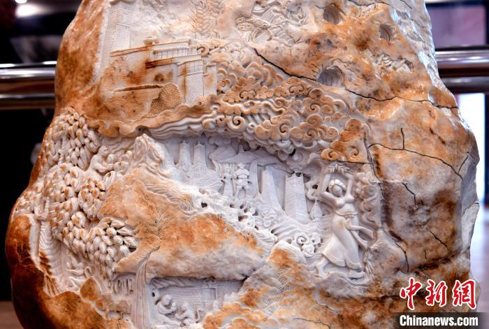圖為5月16日，展覽中的漢白玉雕作品《猴子變?nèi)恕?。　李?攝