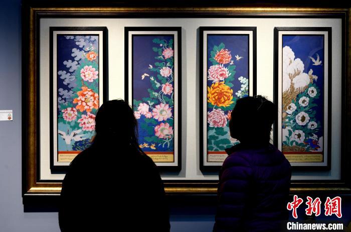 圖為5月16日，觀眾正在欣賞展覽中的新創(chuàng)唐卡作品?！±盍?攝