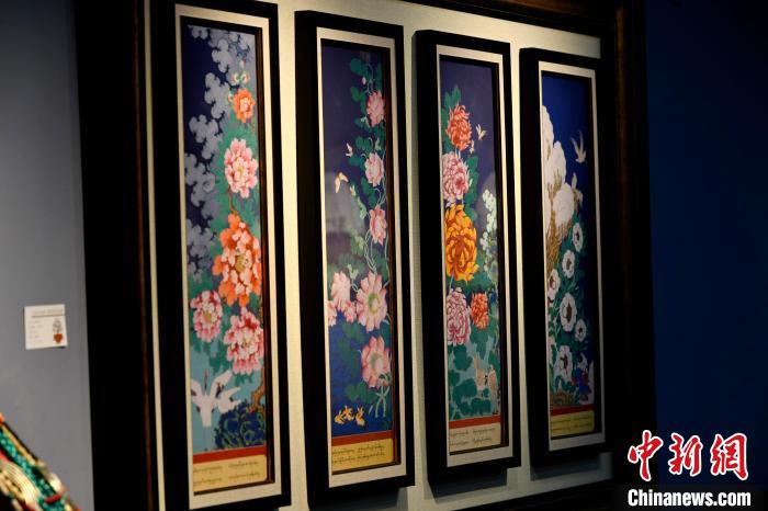 圖為5月16日，展覽中新創(chuàng)唐卡作品《四季花》。　李林 攝