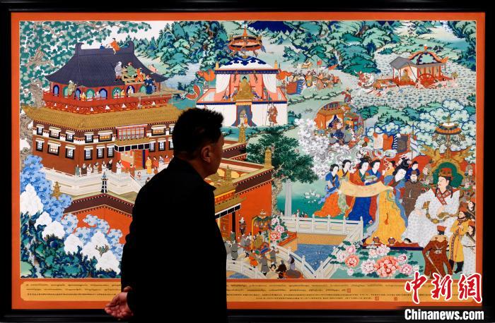 圖為5月16日，觀眾正在欣賞展覽中的新創(chuàng)唐卡作品?！±盍?攝