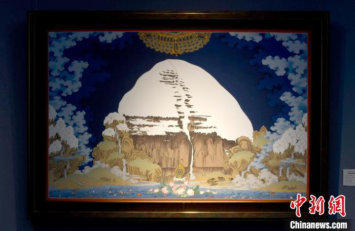 圖為5月16日，展覽中新創(chuàng)唐卡作品《岡底斯山》。　李林 攝