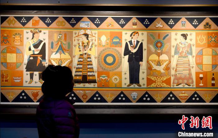 圖為5月16日，觀眾正在欣賞展覽中的新創(chuàng)唐卡作品?！±盍?攝