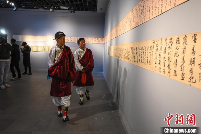 圖為學(xué)生參觀黃庭堅書法文獻展?！≮w朗 攝