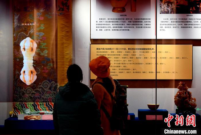 圖為5月18日，觀眾正在欣賞展覽?！±盍?攝
