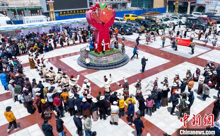 圖為“極地那曲 天際之旅”2023西藏那曲“中國(guó)旅游日”音樂(lè)美食嘉年華活動(dòng)現(xiàn)場(chǎng)?！∧乔形幕吐糜尉止﹫D