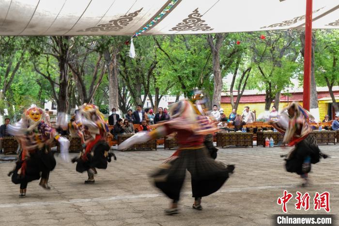 圖為活動(dòng)現(xiàn)場(chǎng)的藏戲表演。　江飛波 攝