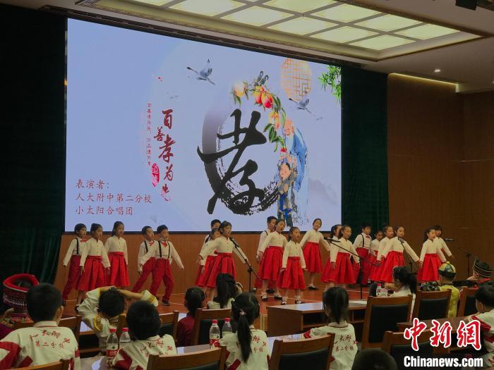 圖為中國(guó)人民大學(xué)附屬中學(xué)第二分校的小朋友們合唱?！￡惤ㄐ?攝