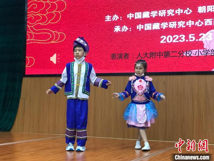 圖為中國(guó)人民大學(xué)附屬中學(xué)第二分校的小朋友們展示民族服飾?！￡惤ㄐ?攝