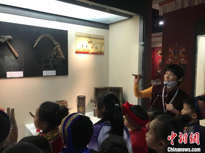 圖為中國(guó)人民大學(xué)附屬中學(xué)第二分校的小朋友們參觀“雪域星光——西藏傳統(tǒng)文化藝術(shù)展”?！￡惤ㄐ?攝