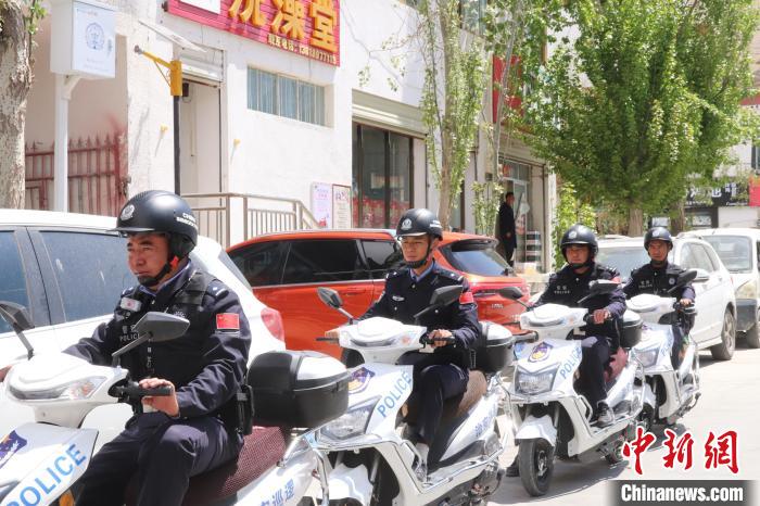 民警騎著電瓶車在轄區(qū)巡邏走訪?！↑S創(chuàng)偉 攝