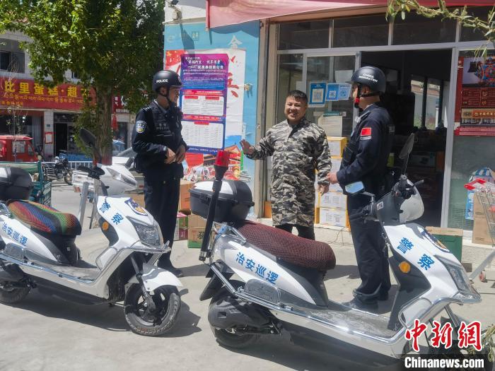 民警對轄區(qū)商鋪進行走訪排查。　黃創(chuàng)偉 攝