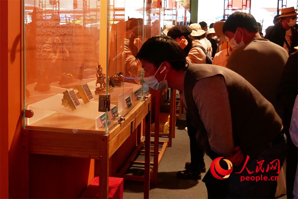 觀眾正在展區(qū)參觀。人民網(wǎng) 韋衍行攝