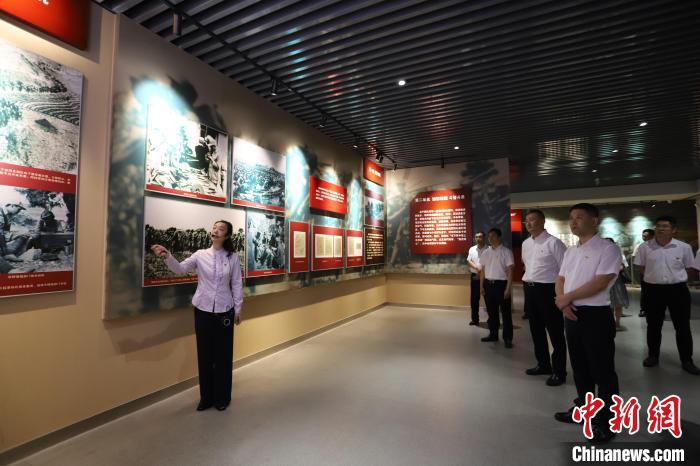 圖為西藏航空一行在臨沂市孟良崮戰(zhàn)役紀(jì)念館開展主題教育活動?！〗?攝