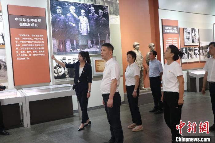 圖為西藏航空一行在臨沂市沂蒙革命紀(jì)念館開展主題教育活動?！〗?攝