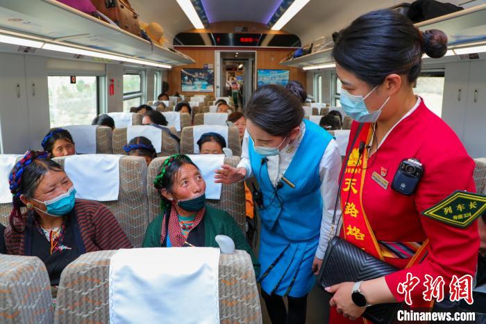 農牧民乘坐高原復興號動車組出行?！≈軔傁?攝