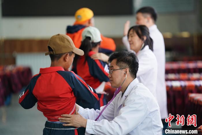 6月26日，西藏日喀則特校的孩子參加先心病篩查?！√K丹 攝