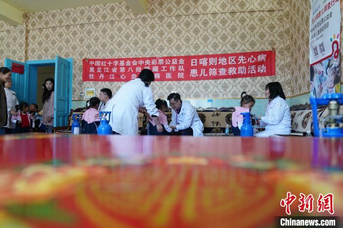 6月27日，西藏康馬縣雙語幼兒園的孩子參加先心病篩查。　蘇丹 攝