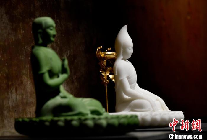 圖為展覽中圍繞西藏歷史與傳統(tǒng)創(chuàng)作的雕塑作品?！±盍?攝